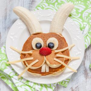 La recette des œufs en chocolat de Pâques qui plaira aux petits comme aux grands. Une activité gourmande et drôle à faire en famille avant la chasse aux oeufs. Retrouvez toutes les informations et ast