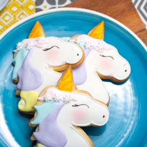 Si vous cherchez une recette licorne pour un goûter ou un anniversaire d'enfant sur le thème des licornes ou des arc-en-ciel, cette catégorie est pour vous ! Biscuits, Gâteaux, Donuts, Milk shake ou m