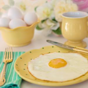 Toutes les idées de bricolage à faire avec les enfants pour décorer la table du repas de Pâques. Il suffit de peu pour transformer la table du repas de Pâques en table de fête pascale. Aidez votre enf
