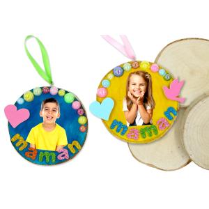 Cette année nous allons fabriquer un cadeau de fête des mère original grâce à un rondin de bois !Les enfants pourront le décorer avec de l'encre, des strass et une jolie photo afin d'obtenir une jolie