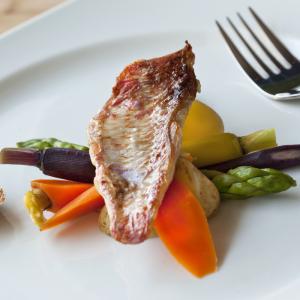 Les filets de rougets sont simplement grillés avec un peu d'huile d'olive. Du sel et du poivre sont ajouté, un plat très simple.