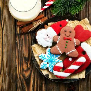 Recette de sablés décorés pour Noël avec des petits confettis en sucre. La pâte à sablés est découpée avec des emporte-pièces aux formes &eacute