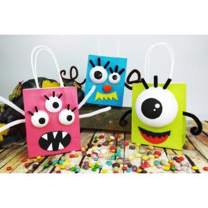 Une activité manuelle pour Halloween qui consiste à transformer des petits sachets en papier kraft en monstres rigolos avec des grands yeux globuleux. En plus de s'amuser à fabriquer les monstres,