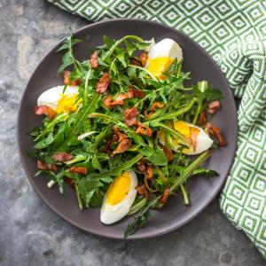 La salade de pissenlits est une vraie recette de printemps. Dès le mois d'avril les enfants partaient à la cueillette des jeunes plants de pissenlits. De retour à la maison les pissenlits étaient cuis