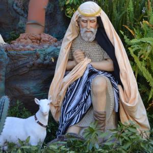 La crèche au sens strict est une auge, une mangeoire des animaux, c'est dans cette mangeoire que d'après la Bible Jésus a été placé à sa naissance. Par extension, la cr&egrav