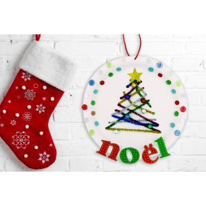 Découvrez un bricolage facile et coloré qui permettra aux enfants de fabriquer une jolie suspension de Noël pour décorer la maison ! Pour ce bricolage vous n'aurez besoin que de matériel simple :