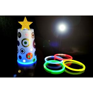 Dans cette activité de Noël, nous allons utiliser des gobelets en plastique translucide, des jolis stickers métallisés ainsi que des bracelets lumineux pour fabriquer des sapins originaux pour décorer