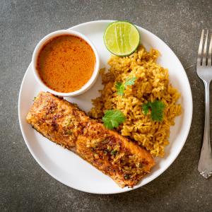 Le saumon sauté tandoori est un plat qui peut se préparer à la dernière minute avec du saumon frais comme du saumon surgelé. Il peut être le plat principal d'un repas comme il peut enrichir