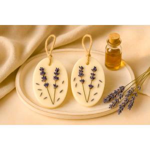 Initiez les enfants à la fabrication de savons maison décorés de fleurs séchées. Une activité sensorielle, douce et créative, idéale pour offrir un petit cadeau ou parfumer délicatement les tiroirs de