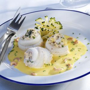 La sole est un poisson si délicat qu'une simple sauce suffit pour le relever. La recette de la sole à la sauce hollandaise saura séduire les palais délicats de toute la famille, même des enfants.