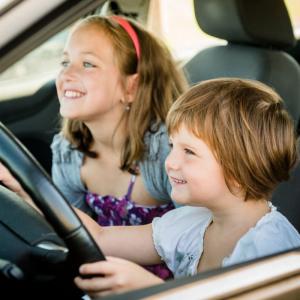 Un jeu tout simple à faire en voiture pour occuper votre enfant. Un jeu qui associe observation et lecture. Demandez tout simplement à votre enfant de trouver les lettres de son prénom et de son nom s