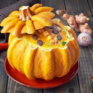Pour Halloween, et si vous serviez votre soupe à la citrouille directement dans la citrouille ? Aussi délicieuse que colorée, la soupe à la citrouille plaît beaucoup aux enfants. Si vous n'avez pas ré