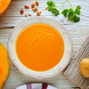 Toute douce, délicieusement sucrée et d'un orange flamboyant : cette soupe au potiron a tout pour plaire à vos enfants. L'occasion de leur proposer de décorer la maison pour Halloween ou d'apprendre à