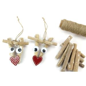 Fabriquez les rennes du Père Noël avec quelques bâtons de bois flotté, un peu de colle et quelques accessoires.     Ajoutez un cordon et accrochez-les dans votre sapin de Noël pour une déco originale