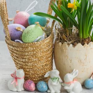 L’œuf est un symbole de Pâques comme la cloche, le lapin, le pain, l’agneau ou encore la Pâquerette. Retrouvez notre dossier sur les symboles de Pâques avec des explications. Certains sont communs à l