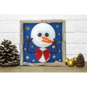 Découvrez un bricolage au cours duquel les enfants vont s'amuser à fabriquer un tableau bonhomme de neige rigolo pour décorer la maison ! Une activité de Noël facile et amusante combinant peinture et