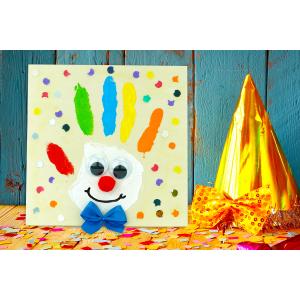 Dans cette activité manuelle de Carnaval facile, les enfants vont créer un Tableau clown avec leur empreinte de main. Un bricolage facile de fête qui va plaire aux enfants dès le plus jeune âge car c'