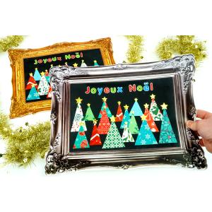 Découvrez cette superbe activité manuelle sur le thème de Noël à réaliser avec vos enfants dès l'âge de 5 ans ! Avec de jolies feuilles de papier aux motifs de Noël, un cadre trompe l'œil et des gomme