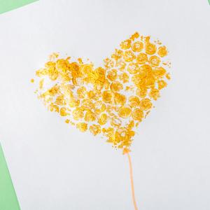 Faire des dessins d'enfants sur une feuille noire pour mieux les mettre en valeur