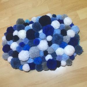 Un tapis à pompons fait maison