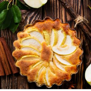 Recette de la tarte aux pommes simplement garnie d'une garniture à base de crème fraîche. Un dessert simple et facile à faire avec les enfants. Le goût simple de cette tarte aux pommes à la crème plai