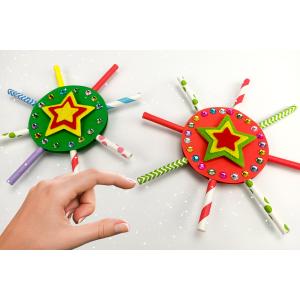 Nous revoilà avec une idée créative facile et originale qui vous permettra de fabriquer des étoiles étincelantes à accrocher dans le sapin de Noël. Ce petit bricolage mêlant découpage et collage pourr
