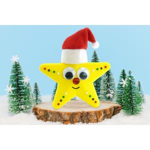 Au cours de cette activité de Noël facile les enfants vont fabriquer une adorable étoile à accrocher dans le sapin ! Peinture, collage et piquage sont au programme de cette activité créative originale