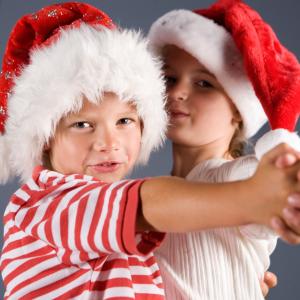 Decouvrez une selection de chansons de noel qui vous permettront de danser tout en se mettant dans l'ambiance de noel ! Danser en famille permet de passer du temps ensemble tout en developpant les cap