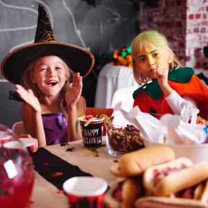 Un top de 13 musiques d'Halloween pour se mettre dans l'ambiance pour un goûter ou un repas d'Halloween. Découvrez ces musiques qui sont indispensables pour une fête d'enfants. De thriller en passant