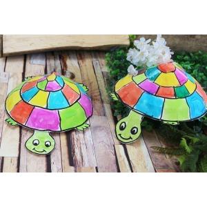 Retrouvez un tuto pour apprendre à fabriquer une tortue en assiette en carton facilement avec les enfants.