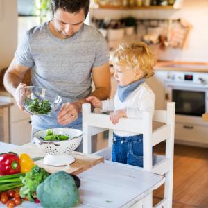 La tour d'observation aussi appelée tour d'apprentissage est une tour en bois que votre enfant peut utiliser pour accéder à des espaces de travail en hauteur. Un incontournable de la pédagogie Montess