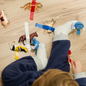 Activité sensorielle enfant Montessori pour libérer les animaux de la glace. Une activités pour les grands et les plus petits qui les amusera beaucoup. copie