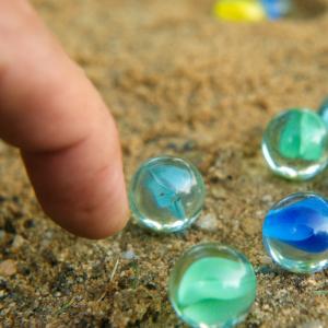Ce jeu de bille est très populaire depuis des générations. Pour gagner, un joueur doit réussir à faire sortir ses billes du triangle. Un jeu qui allie précision et stratégie.