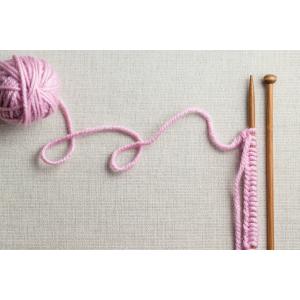 Pour démarrer dans le tricot et réaliser un ouvrage avec des aiguilles, la 1ère étape sera de monter les mailles. Voici un petit tuto illustré pour apprendre à monter des mailles, ensuite vous pourrez
