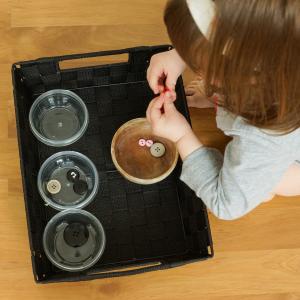 Activité Montessori : Tirer les boutons par taille. Une activité à faire à partir de la maternelle avec les enfants afin de leur apprendre à ranger et à trier.