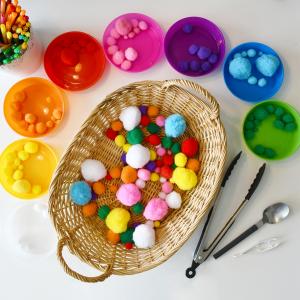 Activité enfant Montessori pour apprendre à trier les couleurs tout en travaillant la motricité fine. Une activité sans préparation qui permet de proposer à l'enfant de jouer en autonomie en développa