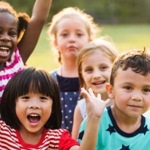 Un jeu sur le vocabulaire à faire partout ! Que ce soit en voiture, dans une salle d'attente, dans une file, sur la plage ... voici un jeu facile qui occupe les enfants et enrichit leur vocabulaire. U