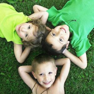 Jeu pour jouer avec les noms. Les enfants adorent les jeux de mots, les associations farfelues. Rien de plus drôle que les noms comme madame Turlututu, monsieur tête de nœud …