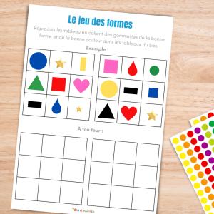 Ce jeu à imprimer est à utiliser dès la maternelle pour aider les enfants à apprendre les formes et les couleurs. L'enfant devra reproduire le tableau du haut en collant ses propres gommettes sur le t