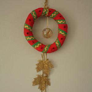 Un DIY facile pour aider les enfants à fabriquer leur couronne de Noël