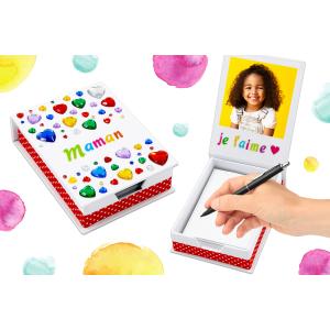 Voilà une super activité à faire avec les enfants pour la fête des mères.A partir d'une simple boîte à notes blanche les enfants obtiendront une boîte étincelante en collant simplement des str