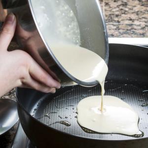 Improviser rapidement un ustensile économique pour huiler une poêle à crêpes pour mettre la juste quantité d'huile. Même avec les poêles anti-adhésive il arrive que les cr