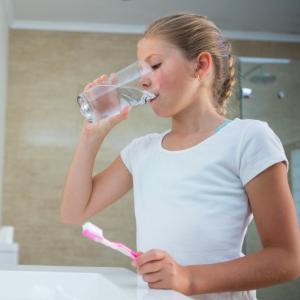 Utiliser la seule quantité d’eau nécessaire pour les petits gestes. Il existe un grand nombre de petits gestes pour lesquels nous devons nous rééduquer en même temps que nous éduqu