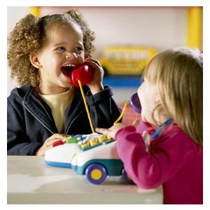 Les jeux d'imitation sont tous les jouets et jeux qui permettent aux enfants de jouer aux grands, ils permettent d'imiter papa, maman, le boulanger, le médecin ... Entre 2 et 4 ans, les enfants ont en