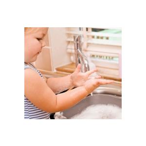 Enfant se lavant les mains