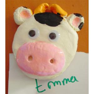 Fabriquez un magnet tête de vache en pâte à sel grâce à ce DIY. Un tuto de modelage que les enfants vont adorer
