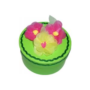 Offrir une boîte décorée de fleurs anémones en cadeau