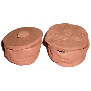 Modelage d'une poterie préhistorique