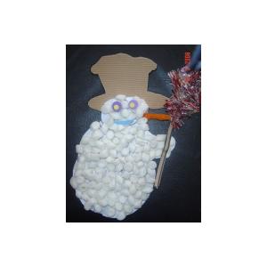 Bonhomme de neige r&eacute;alis&eacute; avec des chips de Polystyr&egrave;ne 