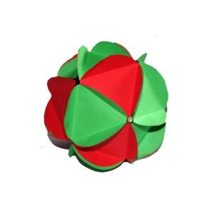 Voici un modèle de boule de Noël en 3D entièrement réalisée avec du papier épais ! On ne pourra plus dire que les boules de Noël coutent cher. Ces boules peuvent être r&amp